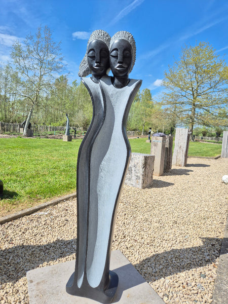 2 figuren in steen, stephen murenza beeld in steen, bij Wereldbeeld Driegoten Hamme