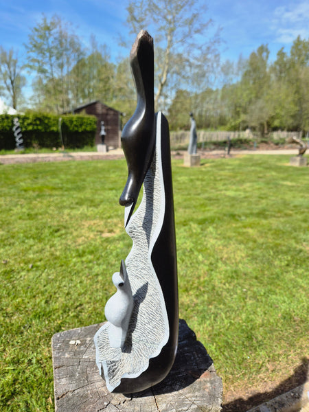 zijaanzicht beeld in steen, 2 vogels op een steen, beeld van william murenza