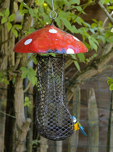 vogel voederbakje, in de vorm van een paddenstoel, metaalkunst, gerecycle metaal en olievaten, handcrafted in zimbabwe, beeldentuin wereldbeeld driegoten hamme