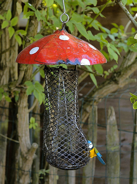 vogel voederbakje, in de vorm van een paddenstoel, metaalkunst, gerecycle metaal en olievaten, handcrafted in zimbabwe, beeldentuin wereldbeeld driegoten hamme