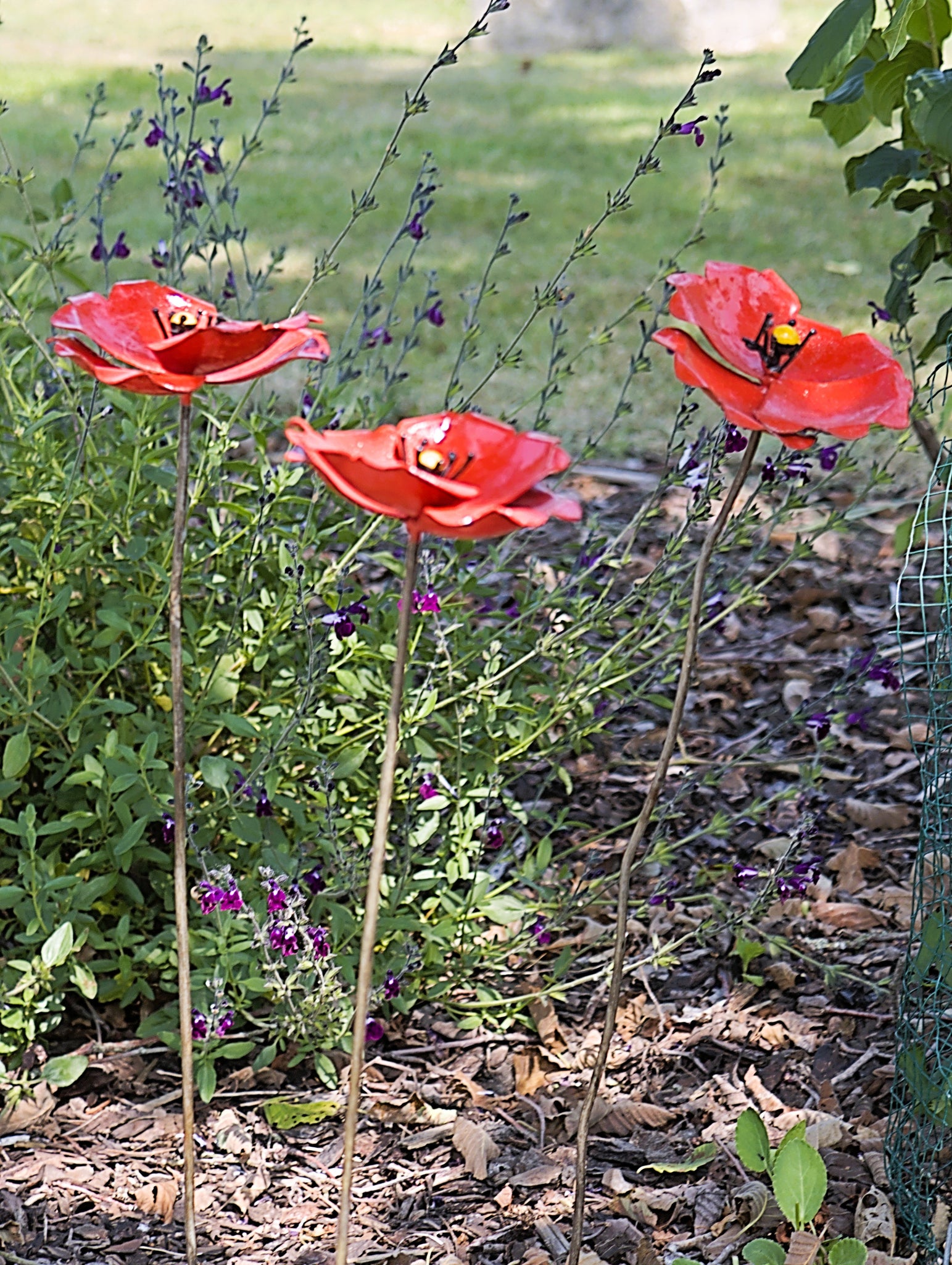 papaver, rode klaproos, in metaal, gerecycleerd metaal, fair trade Zimbabwe, wereldbeeld beeldentuin