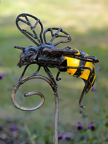 bij op prikker, bij op steel, tuinprikker, metaalkunst, zimbabwe handgemaakt van olievaten, geverfde bij, tuindecoratie bij wereldbeeld driegoten hamme