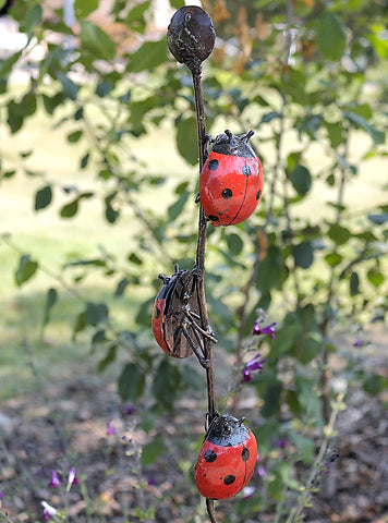 lieveheersbeestjes op tuinprikker, metaal kunst, tuinbeelden, tuindecoratie, gemaakt van recycled metaal, fair trade zimbabwe, wereldbeeld beeldentuin hamme