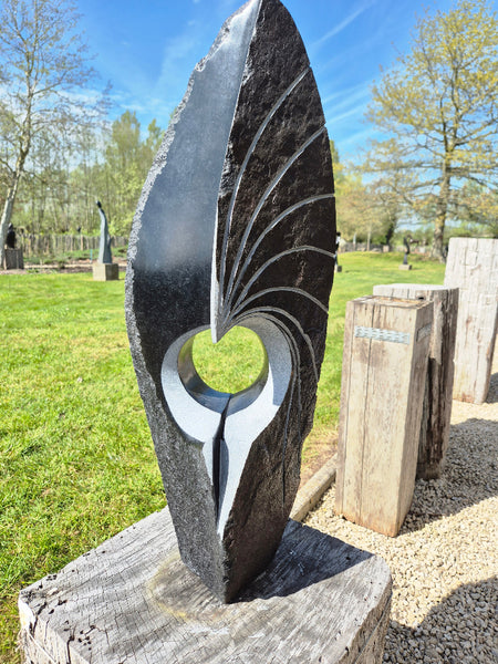 abstracte creatie in steen, tuinbeeld van julius murenza