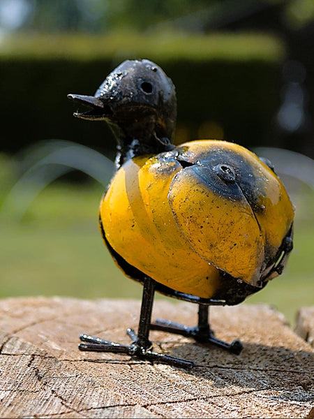 geel kuikentje in mataal, recycled, zimbabwe vogels, wereldbeeld hamme