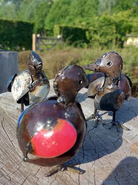 metalen kuiken beeldjes, schattige beeldjes in metaal, gemaakt van olievaten