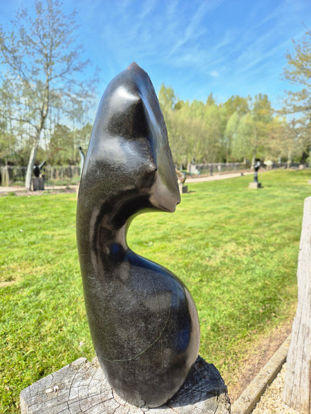 torso beeld in steen, luxon karise