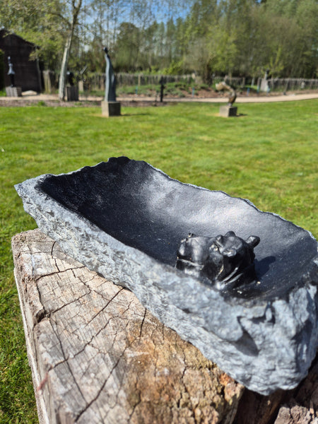 nijlpaard bad in steen, vogel schaal, tuin decoratie, unieke beelden bij wereldbeeld hamme