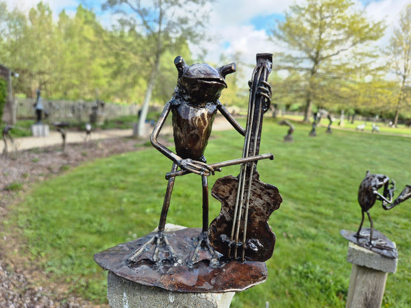 vrolijke kikkers met een muziekinstrument, binnen of buiten decoratie, gemaakt van gerecyclede olievaten, contrabas
