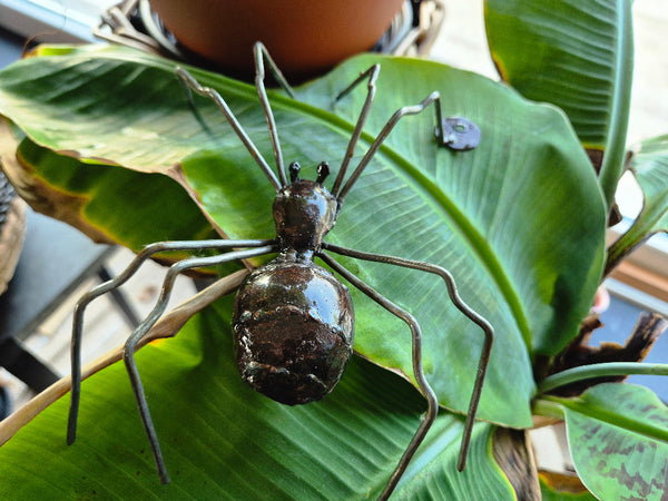 metalen spin, gerecycleerd metaal, tuinkunst, om aan muur te hangen