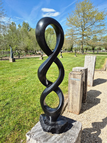 abstract beeld, draaiende vormen, oneindigheid, beeld in steen