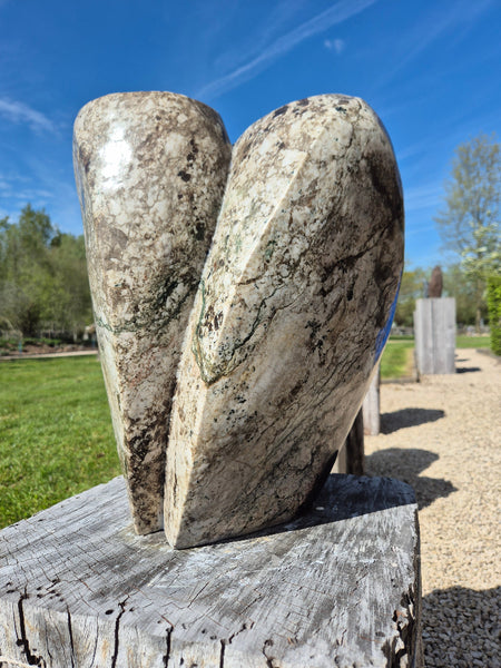 stenen beeld, tuinbeeld, schitterende kleuren