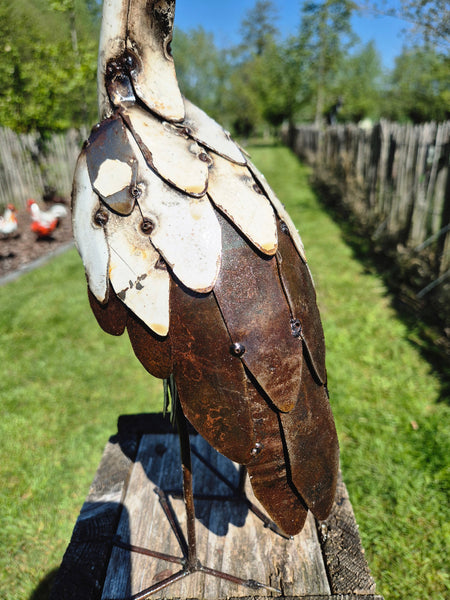 beeldentuin in hamme met metalen en stenen sculpturen
