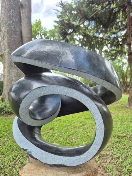 abstract stone statue, fantastische vormgeving, tuinbeeld