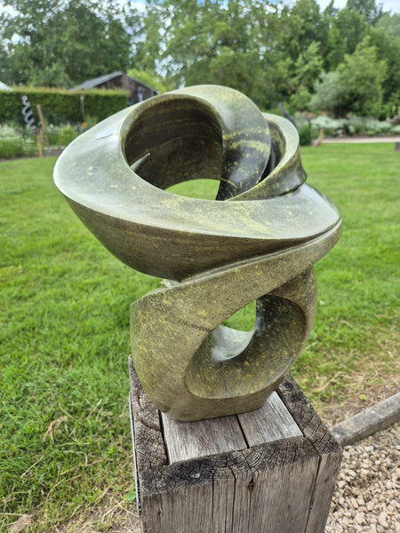 moderne en strakke design, beelden in steen, tuinbeelden en interieur beelden, handwerk, fairtrade zimbabwe