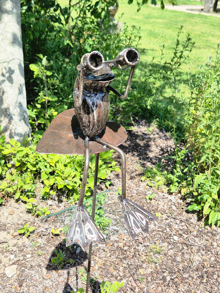 kikkers op tuinprikker, met verrekijker