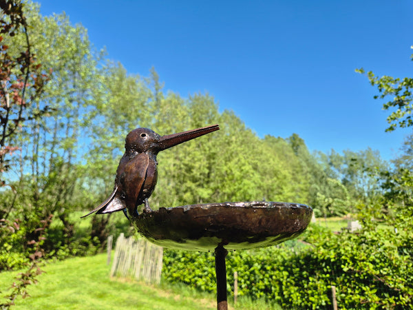 vogel voederbakje in metaal, wereldbeeld driegoten hamme