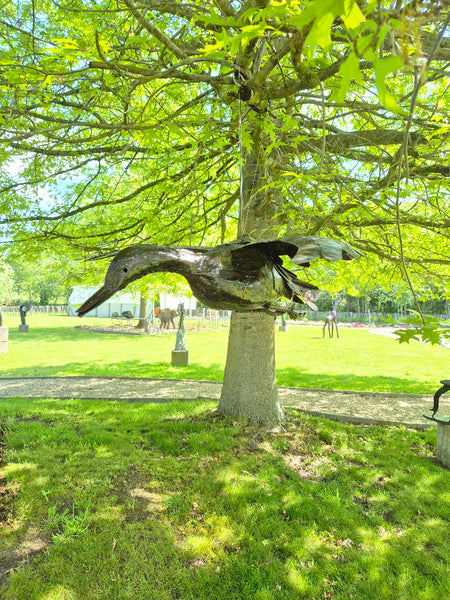 vliegende gans, tuinbeeld in metaal, wereldbeeld driegoten