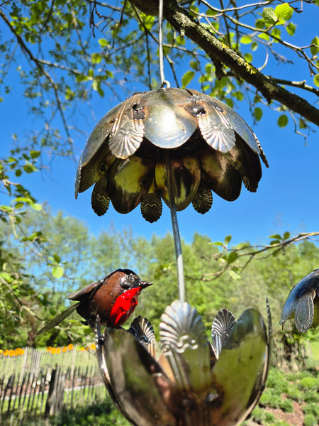 vogelvoeder bakje om op te hangen, gemaakt van vintage lepels en gerecycleerd metaal