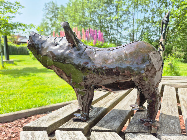 metalen big of varken, tuindecoratie, schattig beest
