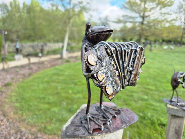 vrolijke kikkers met een muziekinstrument, binnen of buiten decoratie, gemaakt van gerecyclede olievaten, accordion