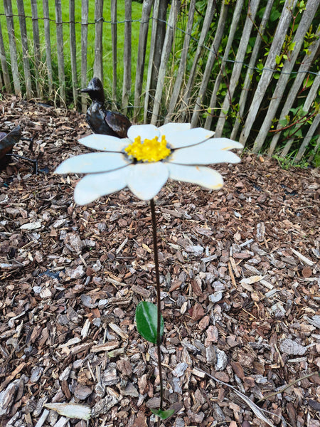 metalen tuinbloemen, verschillende kleuren, bloem op prikker