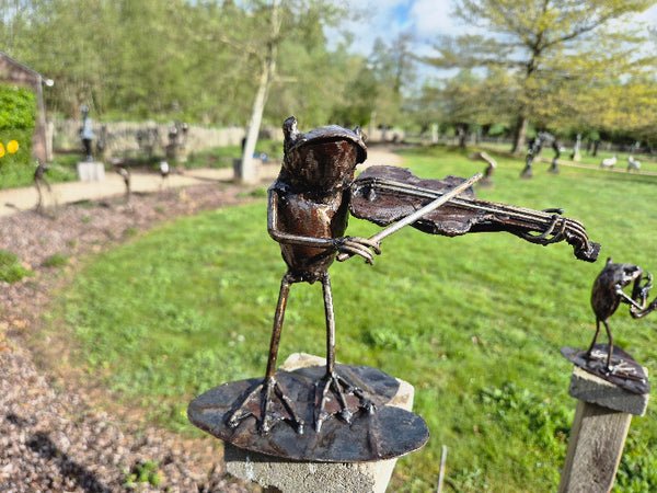 vrolijke kikkers met een muziekinstrument, binnen of buiten decoratie, gemaakt van gerecyclede olievaten, viool