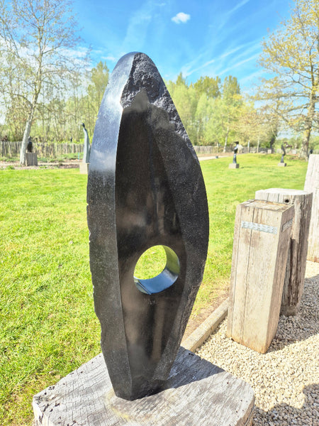 achterkant beeld in steen