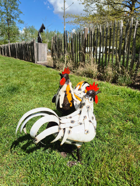 Haan, gemaakt van wit gerecycleerd metaal