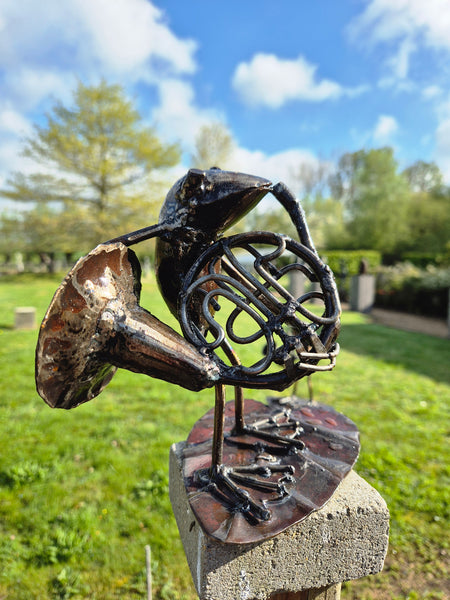 vrolijke kikkers met een muziekinstrument, binnen of buiten decoratie, gemaakt van gerecyclede olievaten, franse hoorn