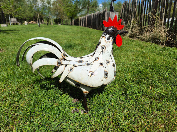 Haan, gemaakt van wit gerecycleerd metaal