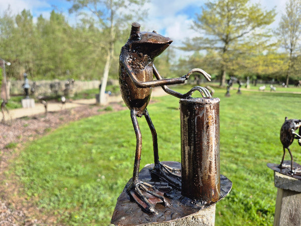 vrolijke kikkers met een muziekinstrument, binnen of buiten decoratie, gemaakt van gerecyclede olievaten, drum