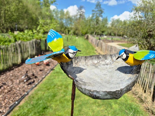 voederbakje vogels op prikker, tuinbeeld, recyclage materialen