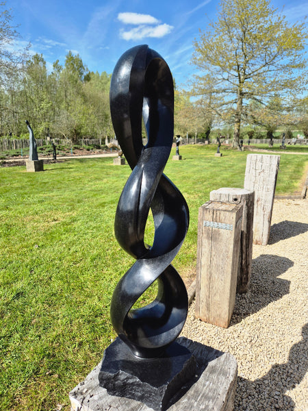 beeld in steen, oneindigheid, mooie vorm, 3 rondingen boven elkaar, gemaakt door Julius Murenza