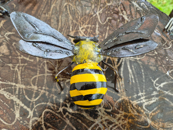 insect in metaal bij voor op muur