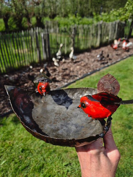 voederbakje vogels op prikker, tuinbeeld, recyclage materialen