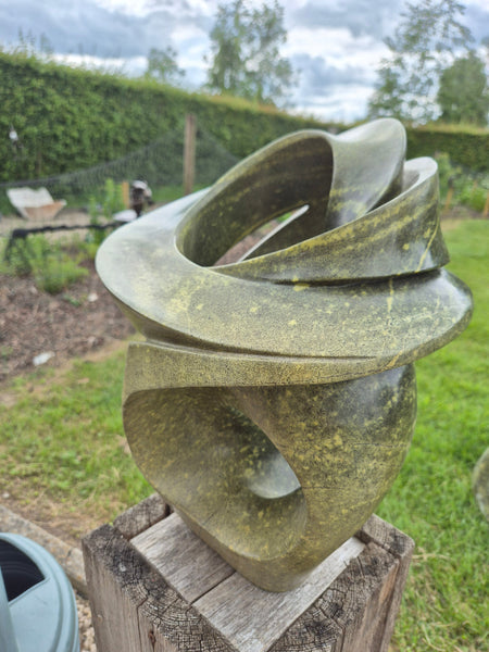 moderne en strakke design, beelden in steen, tuinbeelden en interieur beelden, handwerk, fairtrade zimbabwe
