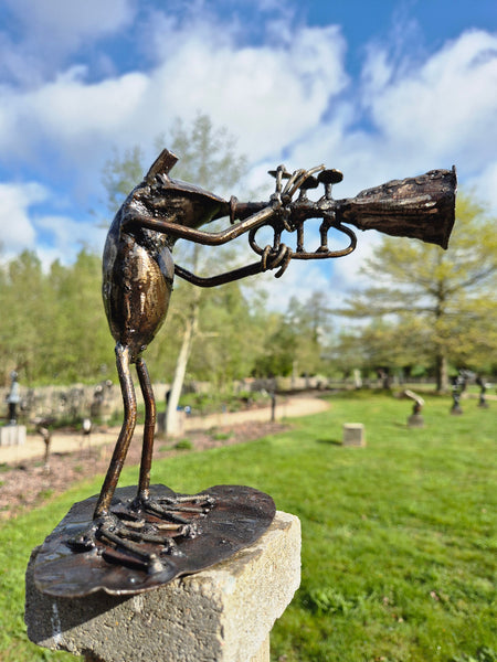 vrolijke kikkers met een muziekinstrument, binnen of buiten decoratie, gemaakt van gerecyclede olievaten, trompet