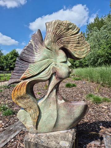 Tuinbeeld : Peaceful maiden