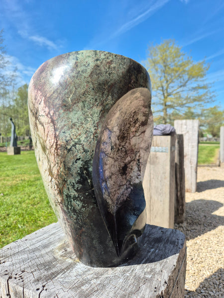 sterk beeld van een gezicht, in natuursteen, luxon karise