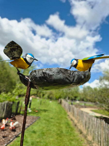 voederbakje vogels op prikker, tuinbeeld, recyclage materialen