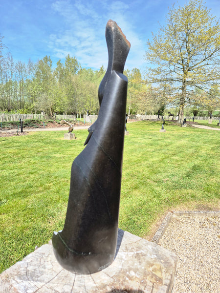 achterkant beeld in steen van william murenza, bij wereldbeeld, driegoten beeldentuin, beelden voor de tuin en voor binnen