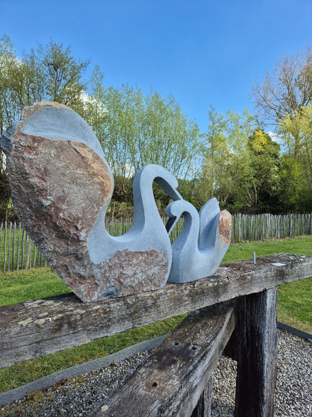 tuinbeeld zwanen in steen, natuurlijke steen, tuindecoratie, meester sculptuur julius murenza, kunstwerk, beeldhouwwerk, standbeeld tuin
