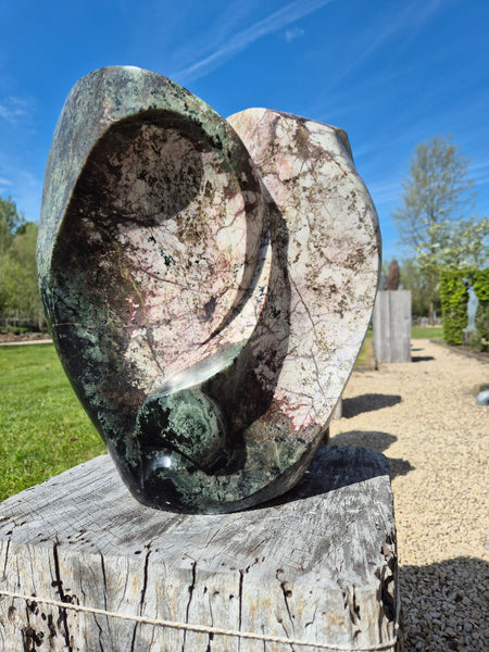 stenen beeld, schitterende kleurenpalet, wereldbeeld beeldentuin en galerij met beelden in steen en metaal