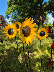 zonnebloemen in metaal, recycle art, sunflowers, shona art