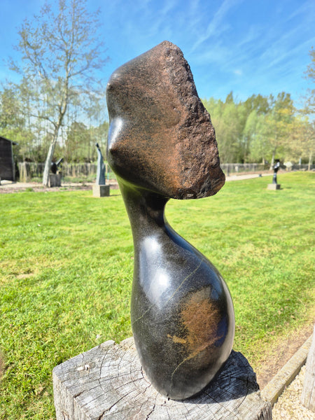 stenen beeld luxon karise, naaktbeeld in steen, te bezichtigen bij wereldbeeld hamme, driegoten