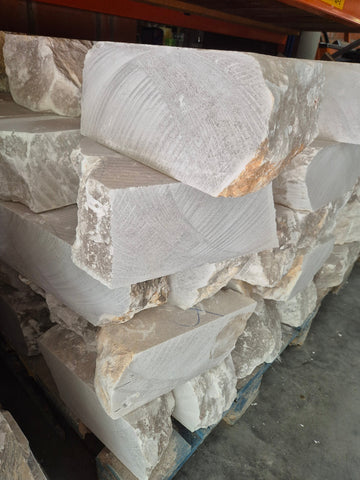 wit transparante albast, kubusvormig, beeldenhouwen in steen, mineraal uit Spanje, wereldbeeld hamme, grote keuze albast, Zimbabwaanse steensoorten en spekstenen.