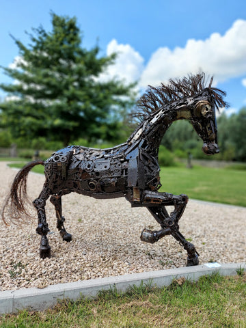 paard gemaakt van recuperatiematerialen, bouten, moeren, recycled ard