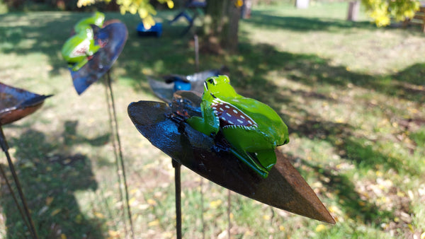 Kikker op blad, tuinprikker