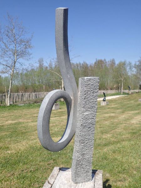 achterkant abstract beeld in steen